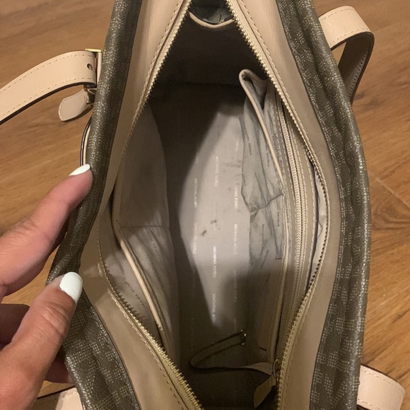 Michael Kors purse w/ wallet - Picture 4 of 8